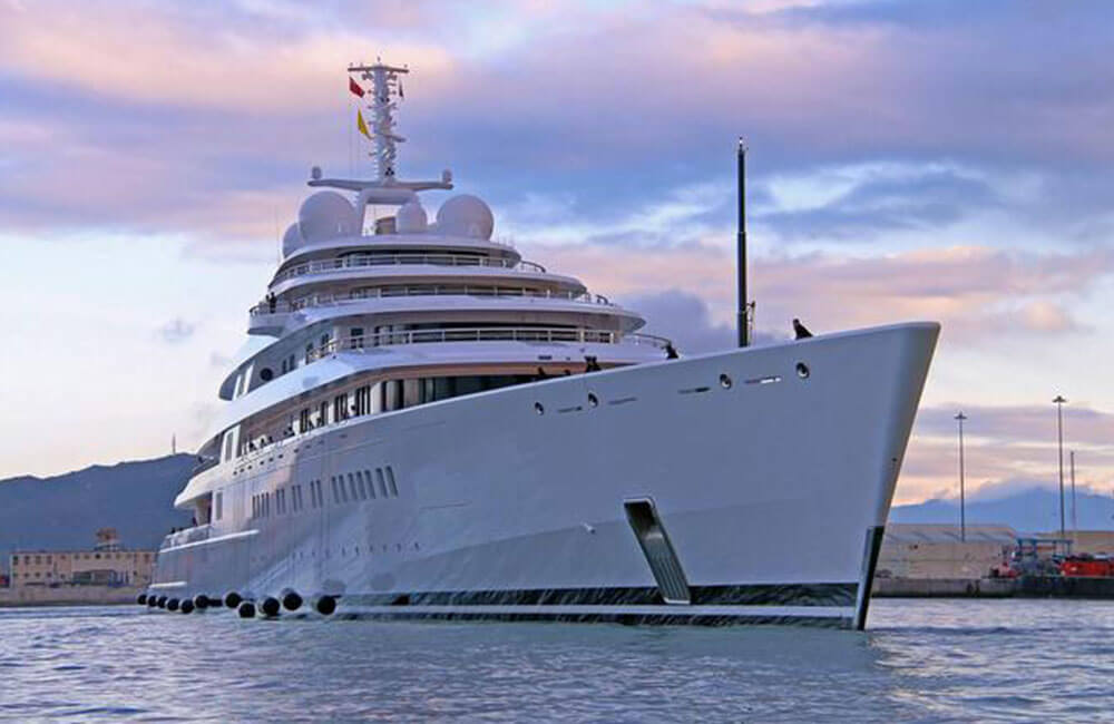 Azzam Yacht @Dana McFarland / Pinterest.com