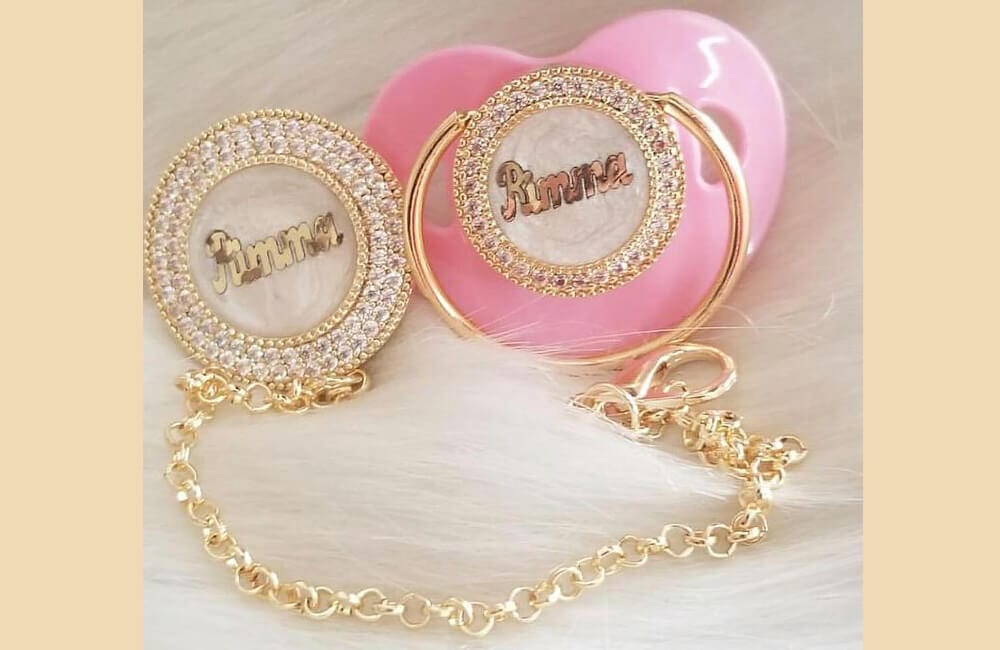 Gold and Diamond Pacifiers @mayraperezmadri / Pinterest.com