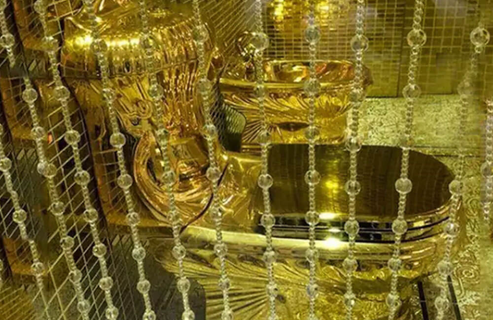 Gold Toilets @dgagloop / Twitter.com